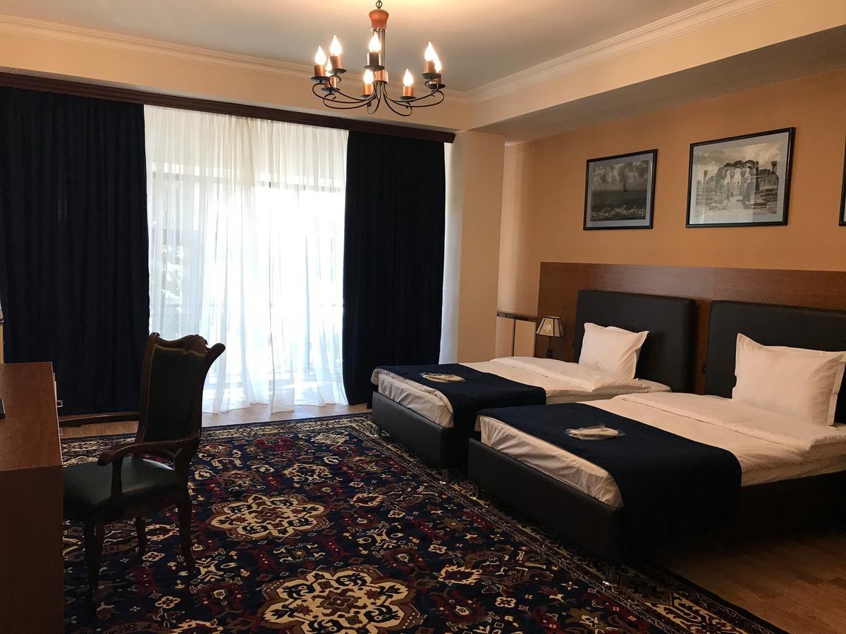 Hotel Plaza Viktoria Gjumri Eksteriør billede